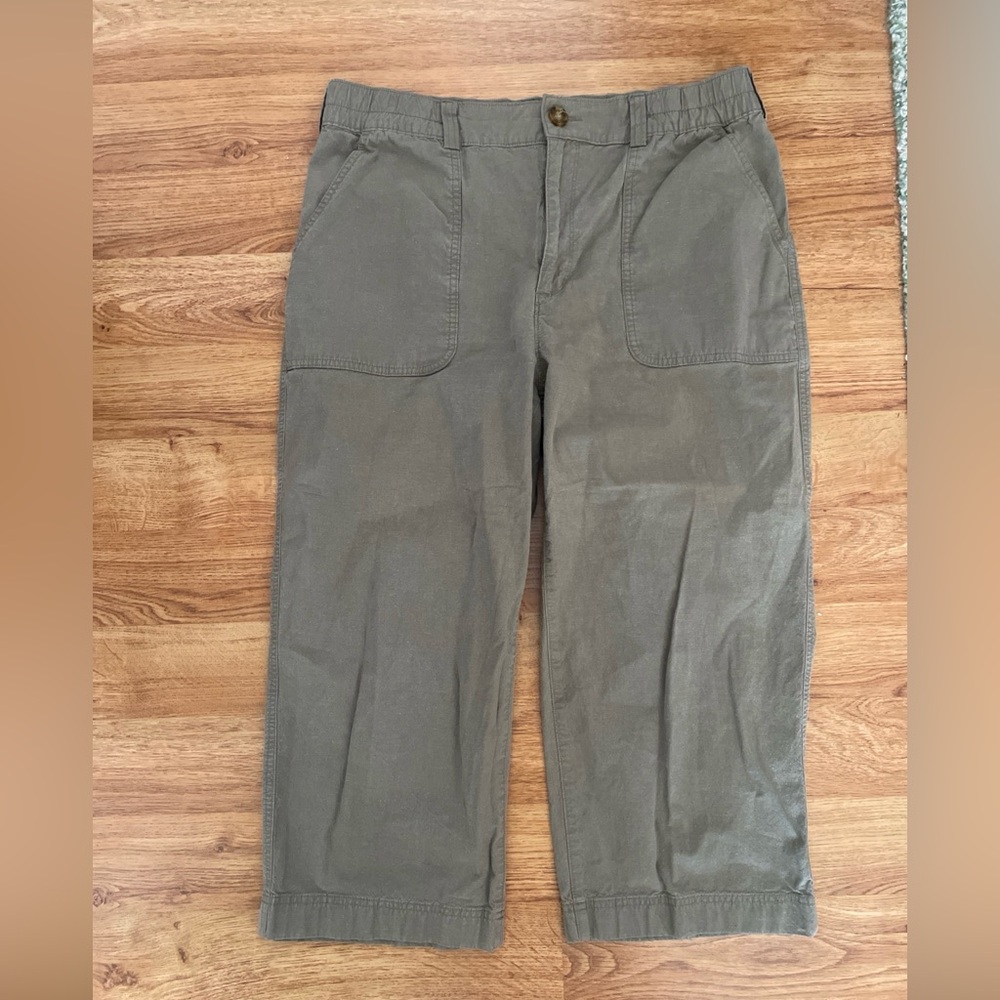 Duluth Woman’s Stretchy Waist Capri Length Green Pants Size 14